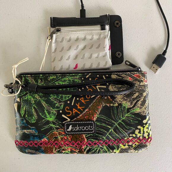 Sakroots Wristlet Artist Circle Black Wild Life Portable Power Bank NEW - Picture 5 of 10